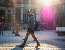 słuchanie audiobooków na podstawie seriali podczas chodzenia
